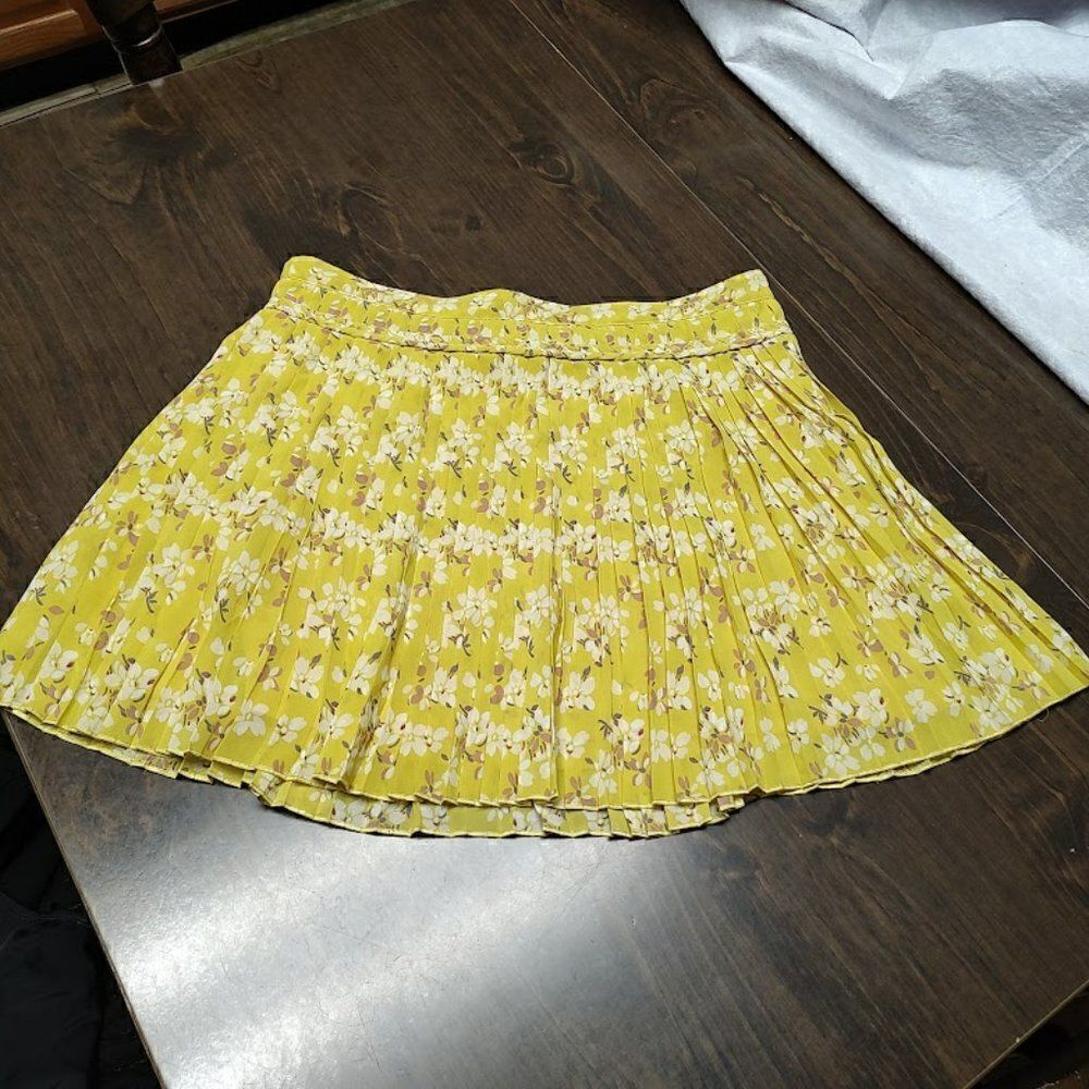 American Eagle Yellow Flowered Pleated Skirt Size Women's 4